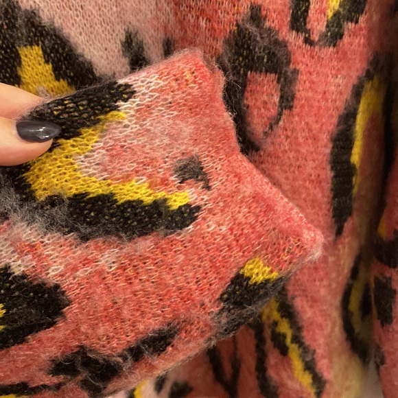 Pink/yellow leopard print cozy sweater - Picture 3 of 7